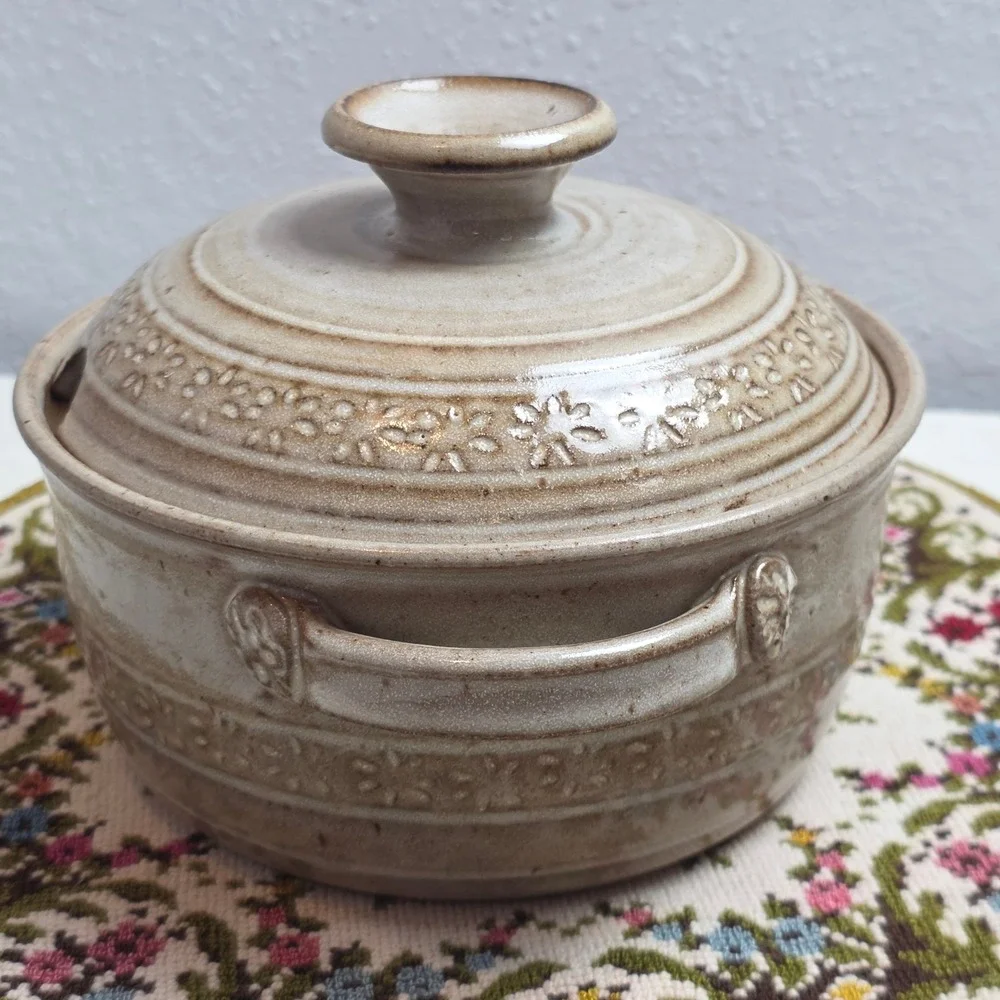 Pottery‎ Lidded Bean Pot Speckled Beige Floral Stamped Stoneware Tureen